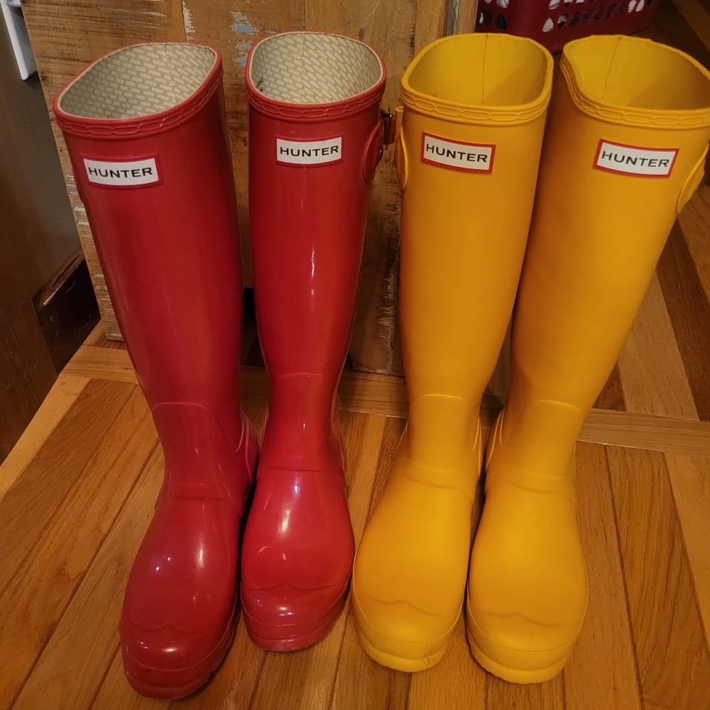 2 PAIRS OF HUNTER BOOTS.